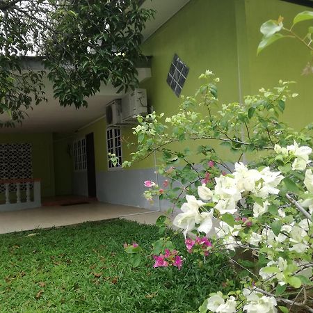 Budget Umi Homestay Kuching Luaran gambar