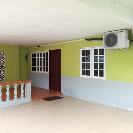 Budget Umi Homestay Kuching Luaran gambar