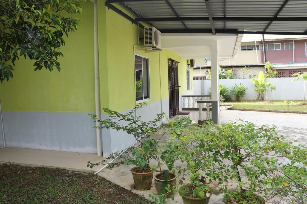 Budget Umi Homestay Kuching Luaran gambar