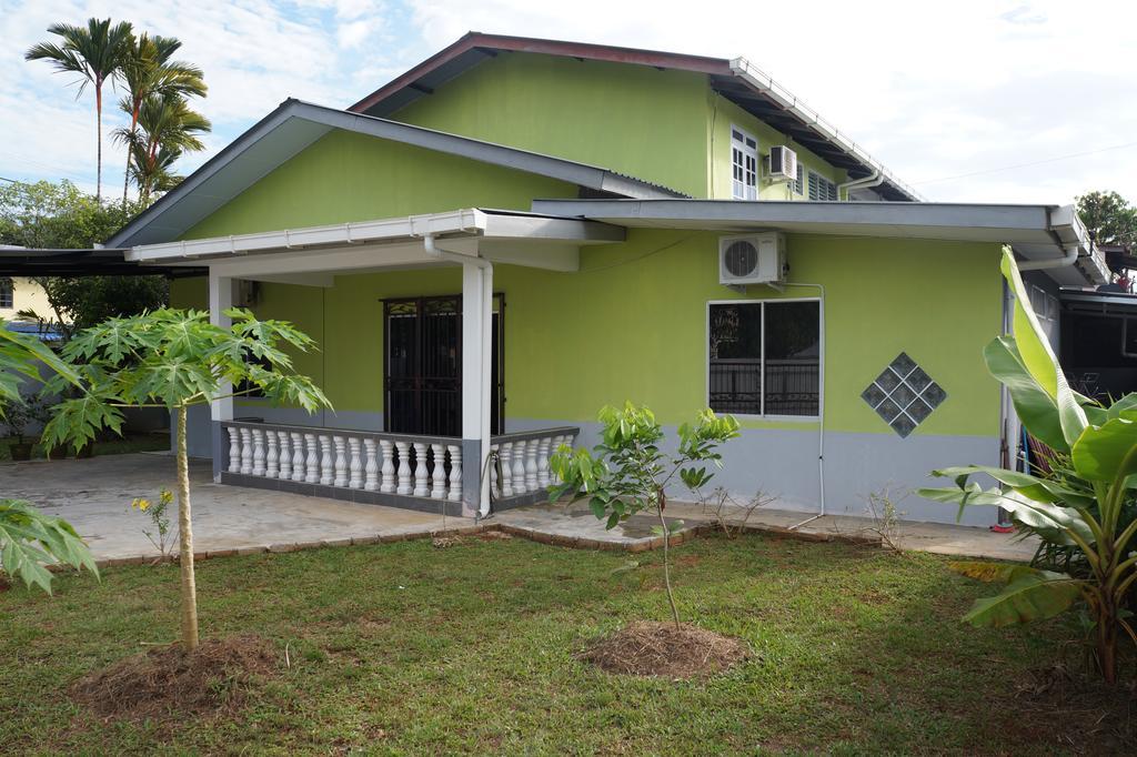 Budget Umi Homestay Kuching Luaran gambar