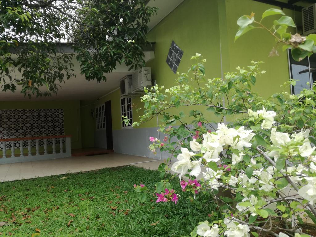 Budget Umi Homestay Kuching Luaran gambar