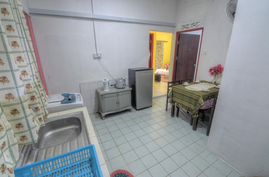 Budget Umi Homestay Kuching Luaran gambar