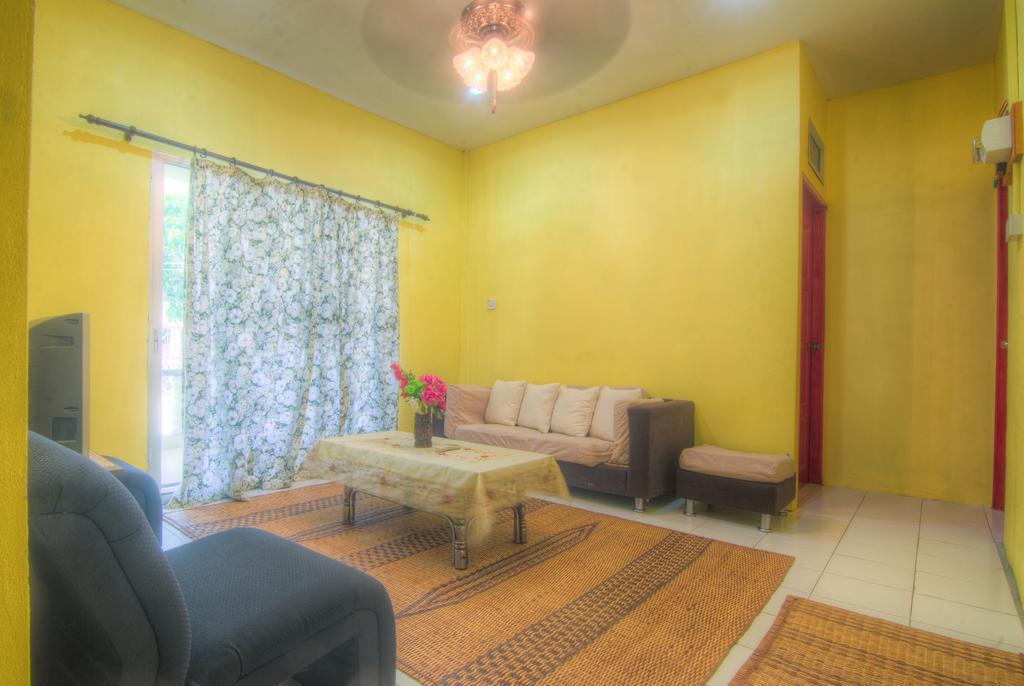 Budget Umi Homestay Kuching Luaran gambar