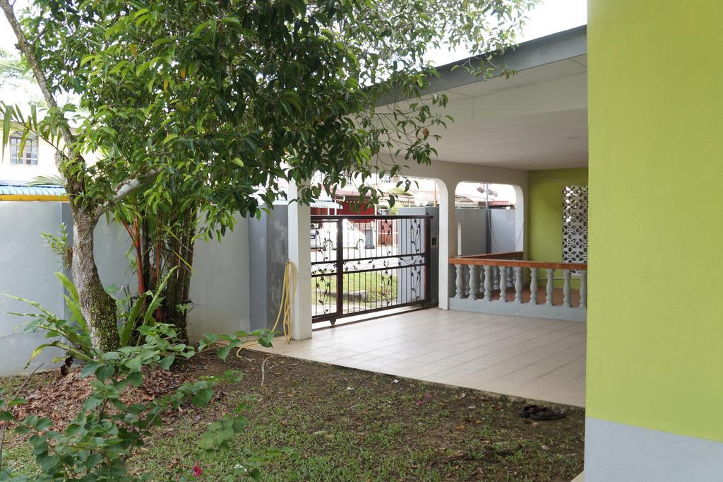 Budget Umi Homestay Kuching Luaran gambar