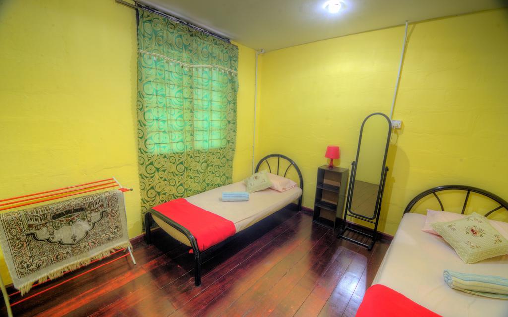 Budget Umi Homestay Kuching Luaran gambar