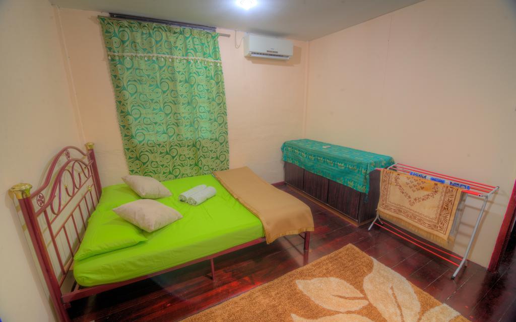 Budget Umi Homestay Kuching Luaran gambar