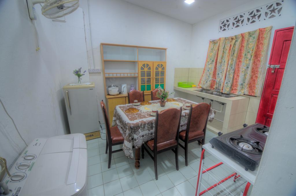 Budget Umi Homestay Kuching Luaran gambar