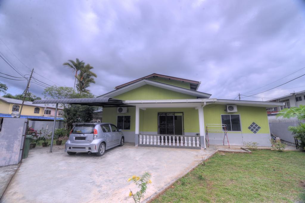 Budget Umi Homestay Kuching Luaran gambar