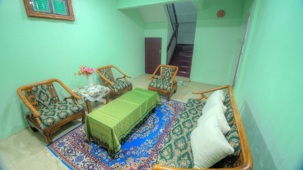 Budget Umi Homestay Kuching Luaran gambar