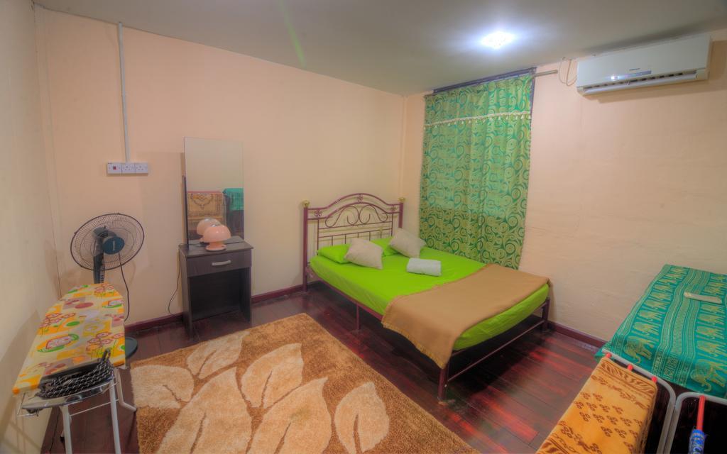 Budget Umi Homestay Kuching Luaran gambar