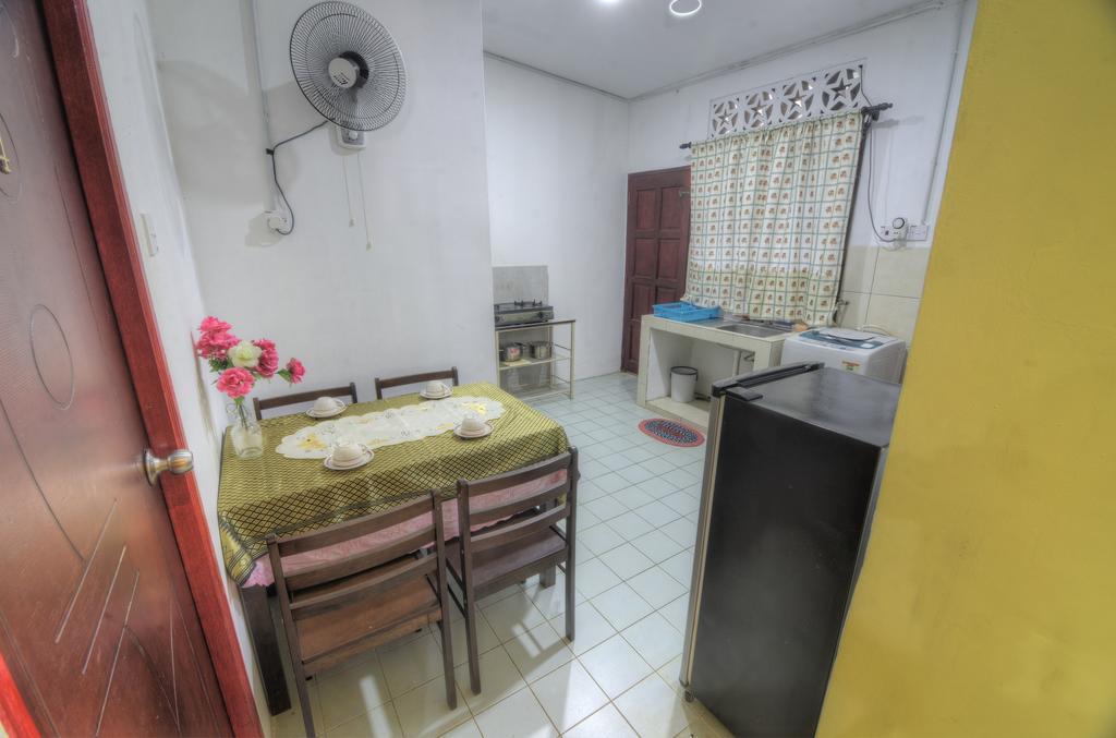 Budget Umi Homestay Kuching Luaran gambar