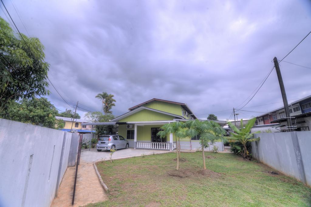 Budget Umi Homestay Kuching Luaran gambar