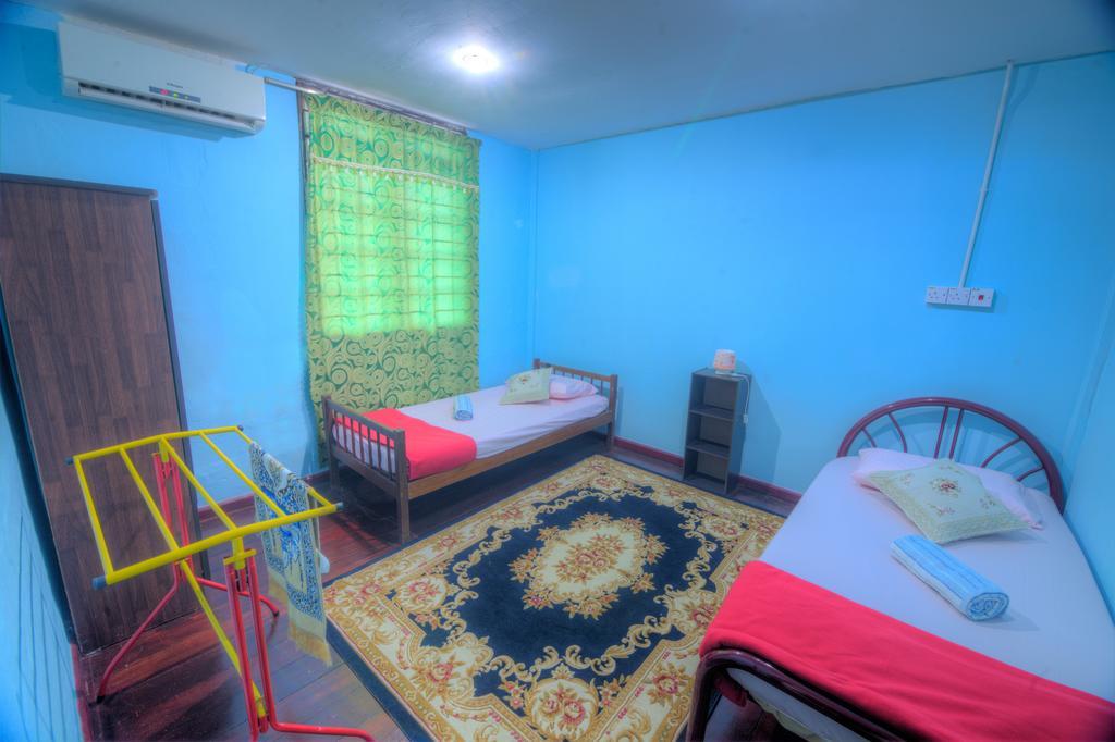 Budget Umi Homestay Kuching Luaran gambar